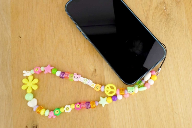 dragonne téléphone perles fantaisies - Perles Plastique - 10doigts.fr