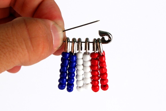 Drapeau à épingler - Perles Rocaille - 10doigts.fr