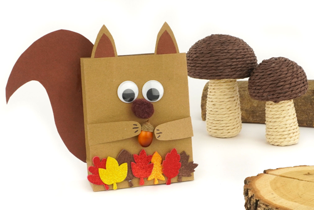 Écureuil avec un sac en papier - Papier kraft et liège - 10doigts.fr