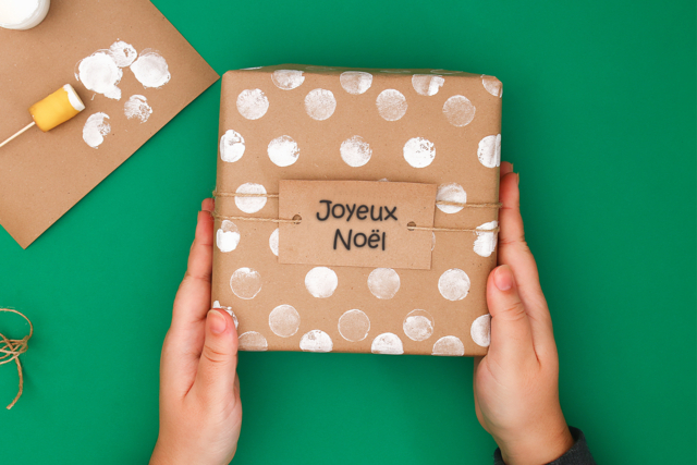 Emballage Cadeau aux tampons - Tampons mousse, éponges - 10doigts.fr