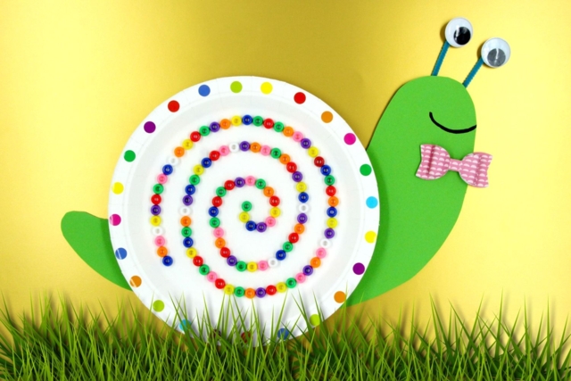 Escargot rigolo avec perles et assiette en carton - Gommettes formes assorties : un univers pour créer sans limite - 10doigts.fr