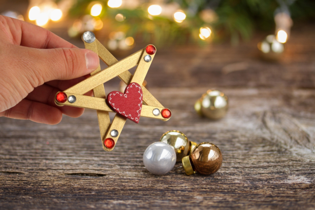 Etoiles de Noël avec des bâtons de glace - Déco en bois peints - 10doigts.fr