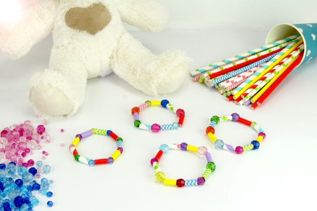 Faire un bracelet avec des pailles en carton - Vaisselle jetable et réutilisable - 10doigts.fr
