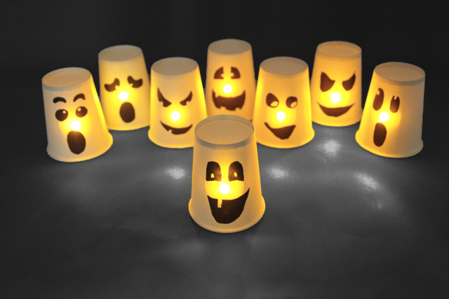 Fantômes lumineux avec des gobelets - Articles lumineux, guirlandes et bougies LED - 10doigts.fr