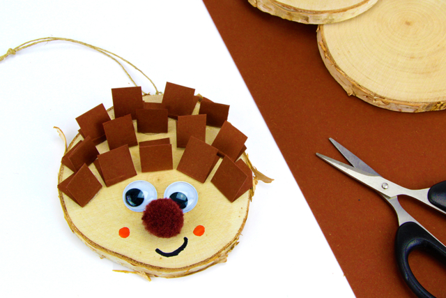 Hérisson avec un rondin de bois - Décors nature - 10doigts.fr