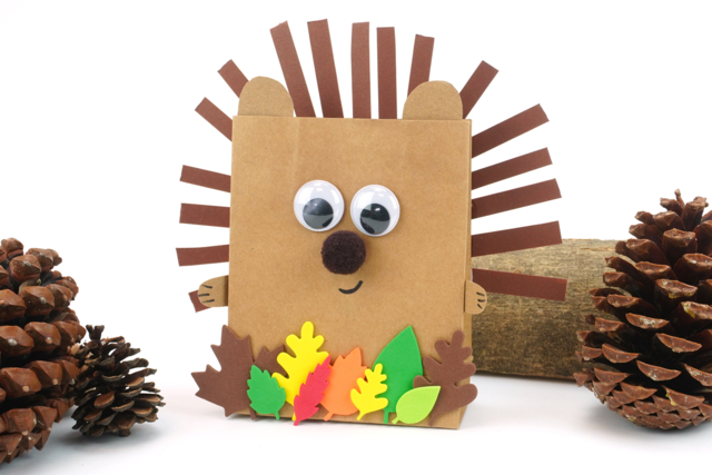 Hérisson mignon avec un sac en papier - Papier kraft et liège - 10doigts.fr