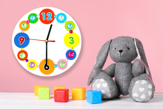 Horloge ronde à décorer avec gommettes et strass - Horloges à fabriquer - 10doigts.fr