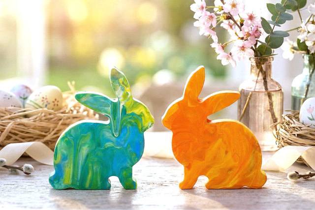 Lapin en bois marbrés - Peinture propre - Supports de Pâques à décorer - 10doigts.fr
