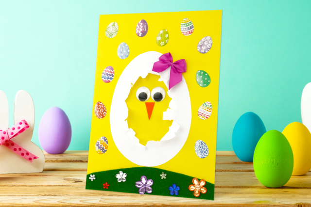 Le poussin de Pâques dans son œuf brisé - Nœuds et rubans pour toutes vos créations - 10doigts.fr