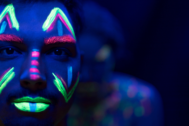 maquillage fluorescent fête - Maquillage créatif pour enfants - 10doigts.fr