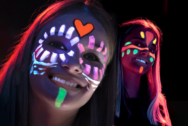 maquillage fluorescent lumière - Maquillage créatif pour enfants - 10doigts.fr