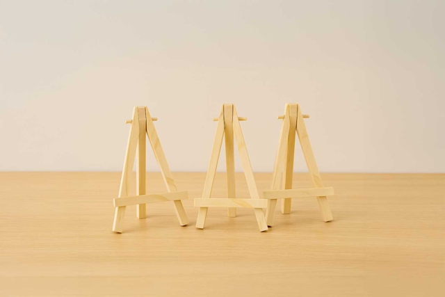 Mini-chevalets en bois - 3 pièces - Chevalets pour enfants et supports d’exposition - 10doigts.fr
