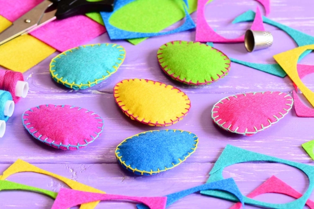 oeuf cousu en feutrine - Feuilles de feutrine - 10doigts.fr