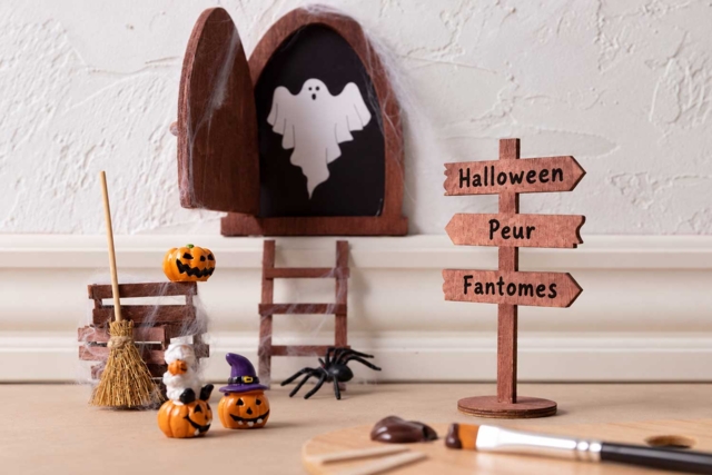 Panneau sur pied miniature en bois - Univers Miniature : maison de poupée et miniatures - 10doigts.fr