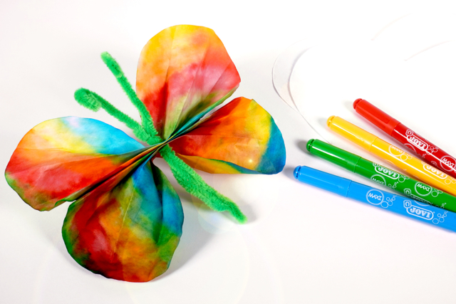 Papillons avec du papier diffuseur et des feutres - Chenilles, cure-pipe - 10doigts.fr