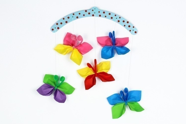 Papillons en papier - Suspensions décoratives en bois - 10doigts.fr