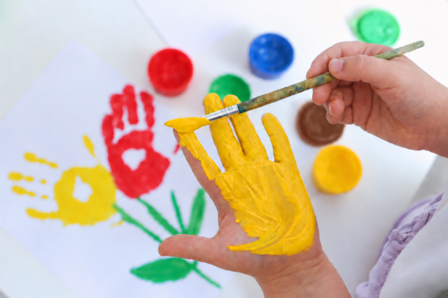 peinture aux doigts enfants bébé - Peinture gouache aux doigts : l'éveil créatif dès le premier âge - 10doigts.fr