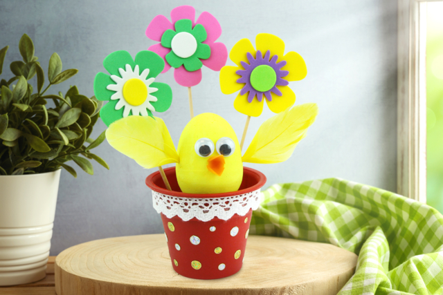 Petit poussin dans un pot de fleurs - Plumes décoratives - 10doigts.fr