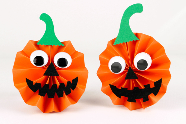 Petites citrouilles en papier - Papiers Grands Formats - 10doigts.fr