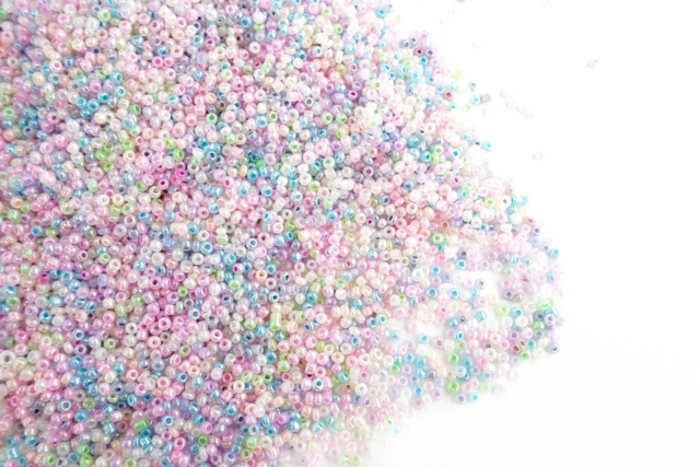 petites perles de rocaille nacrées - Perles Rocaille - 10doigts.fr