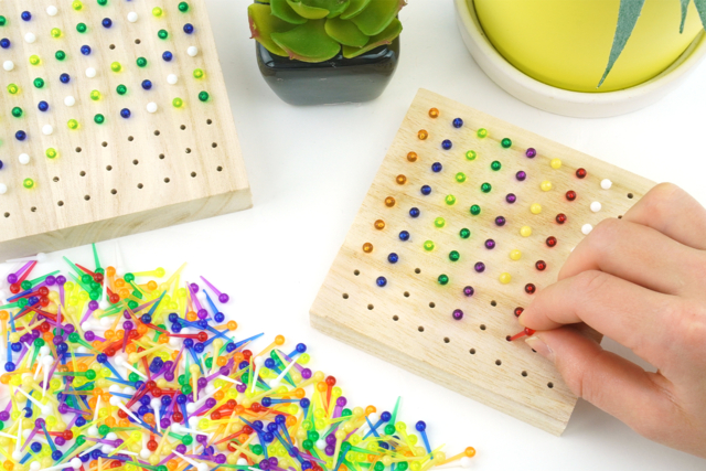 Plaque d'apprentissage multi activités - Montessori - Clous et épingles - 10doigts.fr