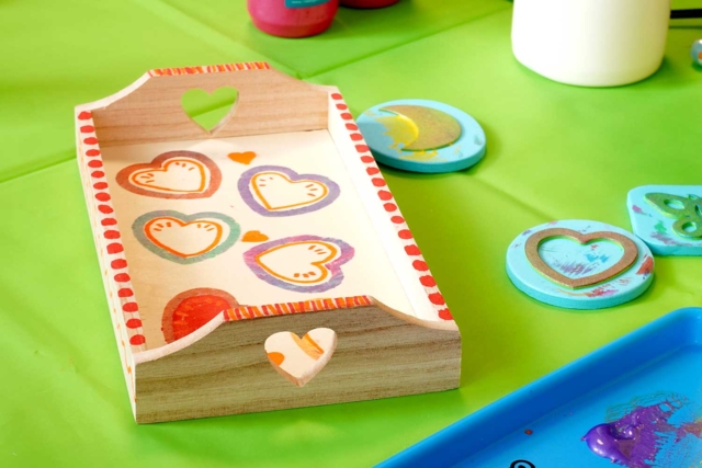 plateau bois coeur peinture et tampon - Objets bois pour la cuisine - 10doigts.fr