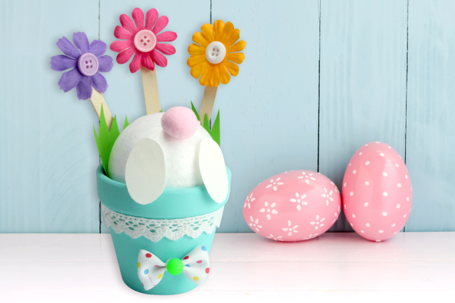 Popotin de lapin dans un pot de fleurs - Décorations fleurs et feuilles : ajoutez une touche de nature à toutes vos créations - 10doigts.fr