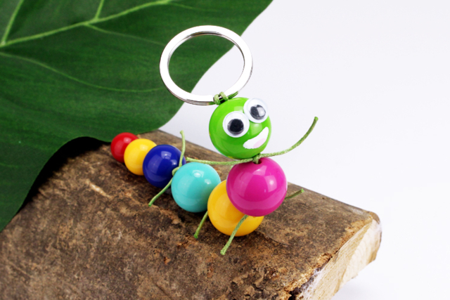 Porte-clés chenille en perles - Yeux mobiles - 10doigts.fr