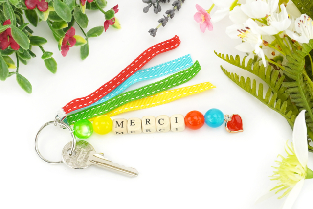 Porte-clés "merci" (cadeau maitresse) - Bijoux Liberty - Techniques de Bijoux - 10doigts.fr