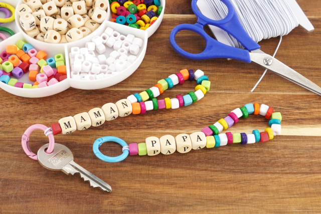 Porte-clés PAPA / MAMAN - Perles à gros trous : l’initiation facile à la création de bijoux - 10doigts.fr