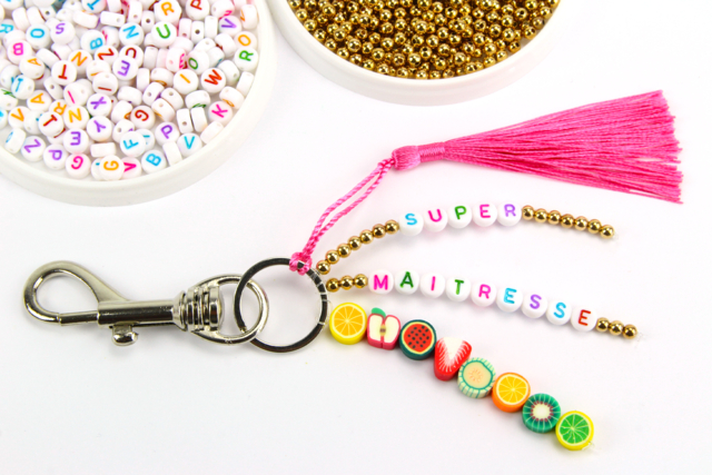 Porte-clés "super maitresse" - Pompons pour bricolage créatif - 10doigts.fr