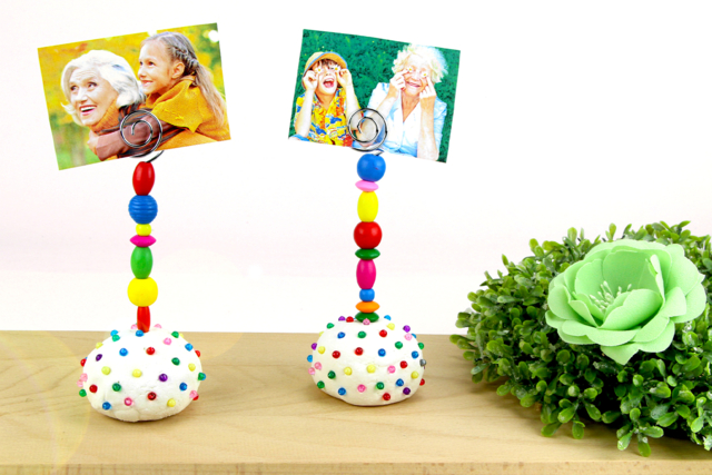 Porte-photo avec de la pâte à modeler et des perles en bois - Perles Bois - 10doigts.fr