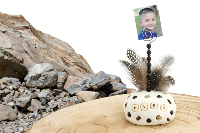 Porte-photo PAPA en pâte à modeler - Plumes décoratives - 10doigts.fr