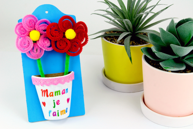 Pot de fleurs (à fabriquer avec des chenilles) - Gommettes Fête des parents : personnaliser vos cadeaux avec amour - 10doigts.fr