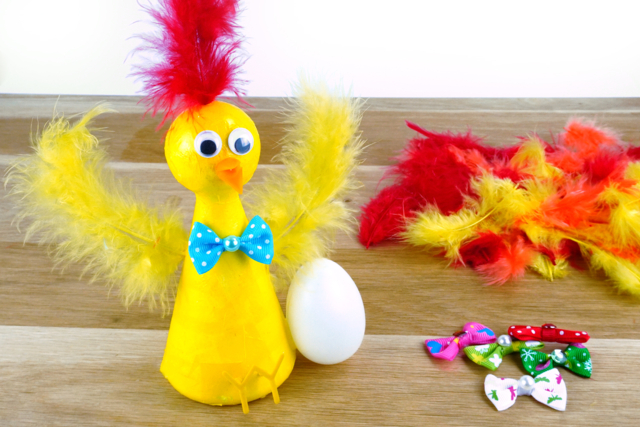 Poule en polystyrène avec son œuf - Plumes décoratives - 10doigts.fr