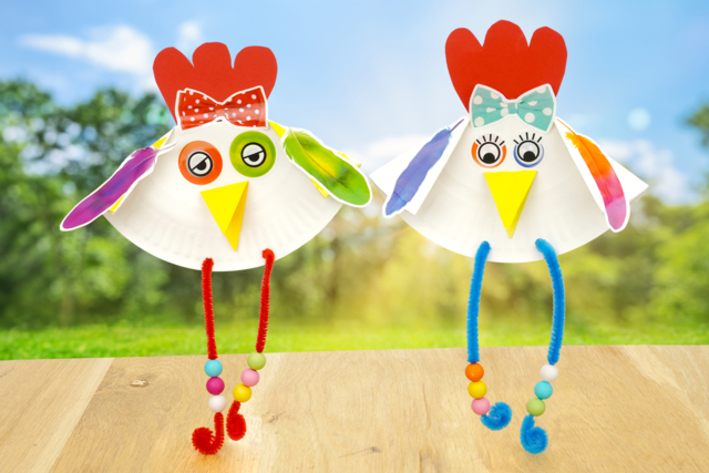 Poules de Pâques avec des assiettes en carton - Gommettes yeux, visages et smileys pour des créations pleines d’expression - 10doigts.fr