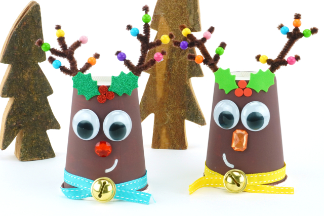 Renne de Noël avec un gobelet en carton - Stickers mousse : donnez du volume à vos créations - 10doigts.fr