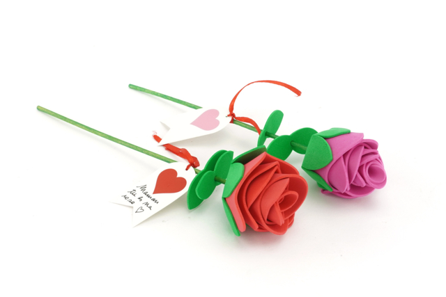 Roses en caoutchouc à fabriquer - 4 roses (rouge et rose) - Kits créatifs Fête des Mères : des coffrets tout-en-un pour fabriquer vos cadeaux pour maman - 10doigts.fr