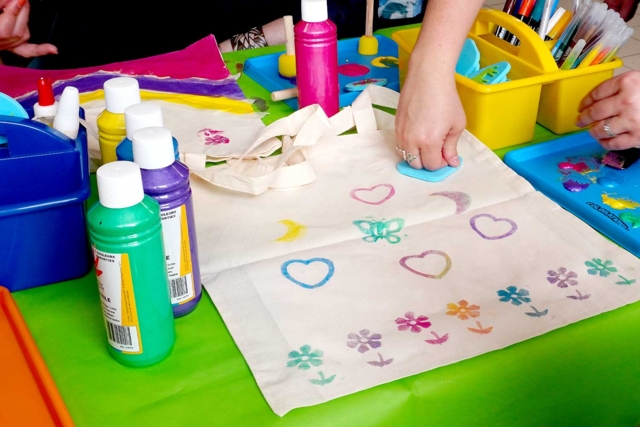 sac shopping tampons peinture - Tampons pour encres et peintures : la créativité à l'infini - 10doigts.fr