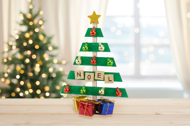 Sapin à lattes à monter, en bois, à poser - Objets en bois Noël - 10doigts.fr