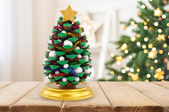 Sapin avec une pomme de pin - Déco en bois brut - 10doigts.fr