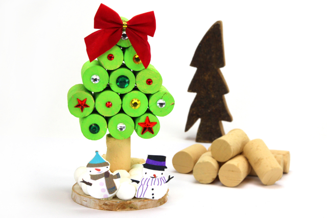 Sapin de Noël avec des bouchons en liège - Boules cellulose - Accessoires Loisirs Créatifs - 10doigts.fr