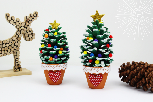 Sapin de Noël avec une pomme de pin - Déco en bois peints - 10doigts.fr