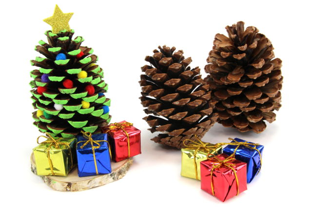 Sapin de Noël avec une pomme de pin - Petites décorations de Noël - 10doigts.fr