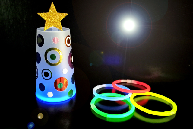 Sapin lumineux avec un gobelet en plastique - Plastique Opaque - 10doigts.fr