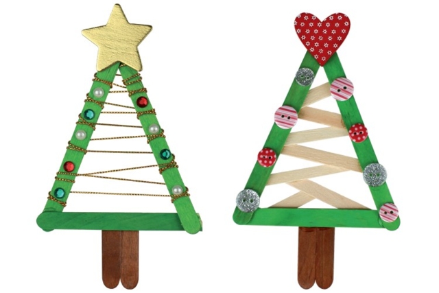 Sapins de Noël en bâtonnets - Déco en bois peints - 10doigts.fr
