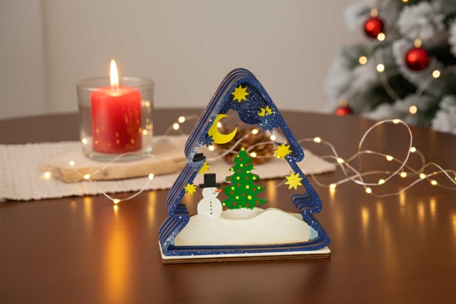 Scène en bois ciselé forme cadre sapin - Objets en bois Noël - 10doigts.fr