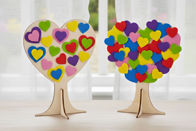Set de 4 arbres de l'amour bois + stickers coeurs en caoutchouc  - Objets bois pour la maison - 10doigts.fr