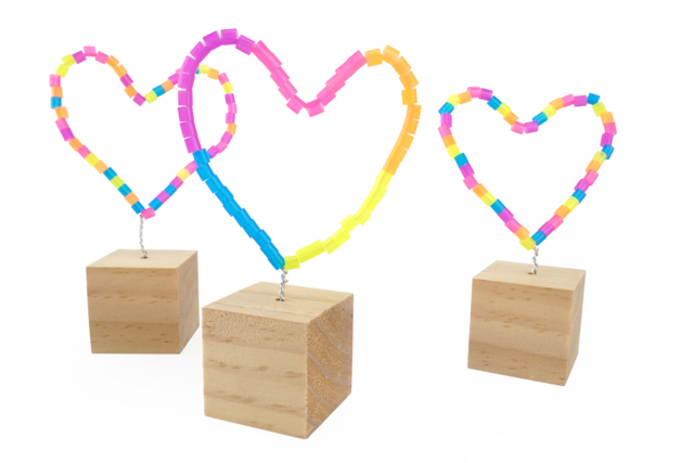 socles en bois et coeurs en perles fusibles - Kits fête des parents - 10doigts.fr