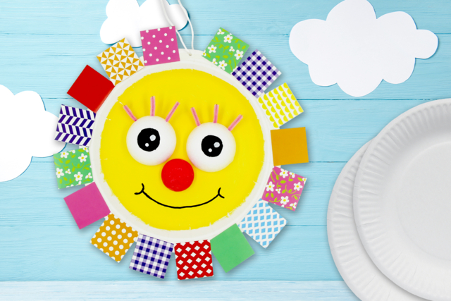 Soleil mignon avec une assiette en carton - Vaisselle jetable et réutilisable - 10doigts.fr